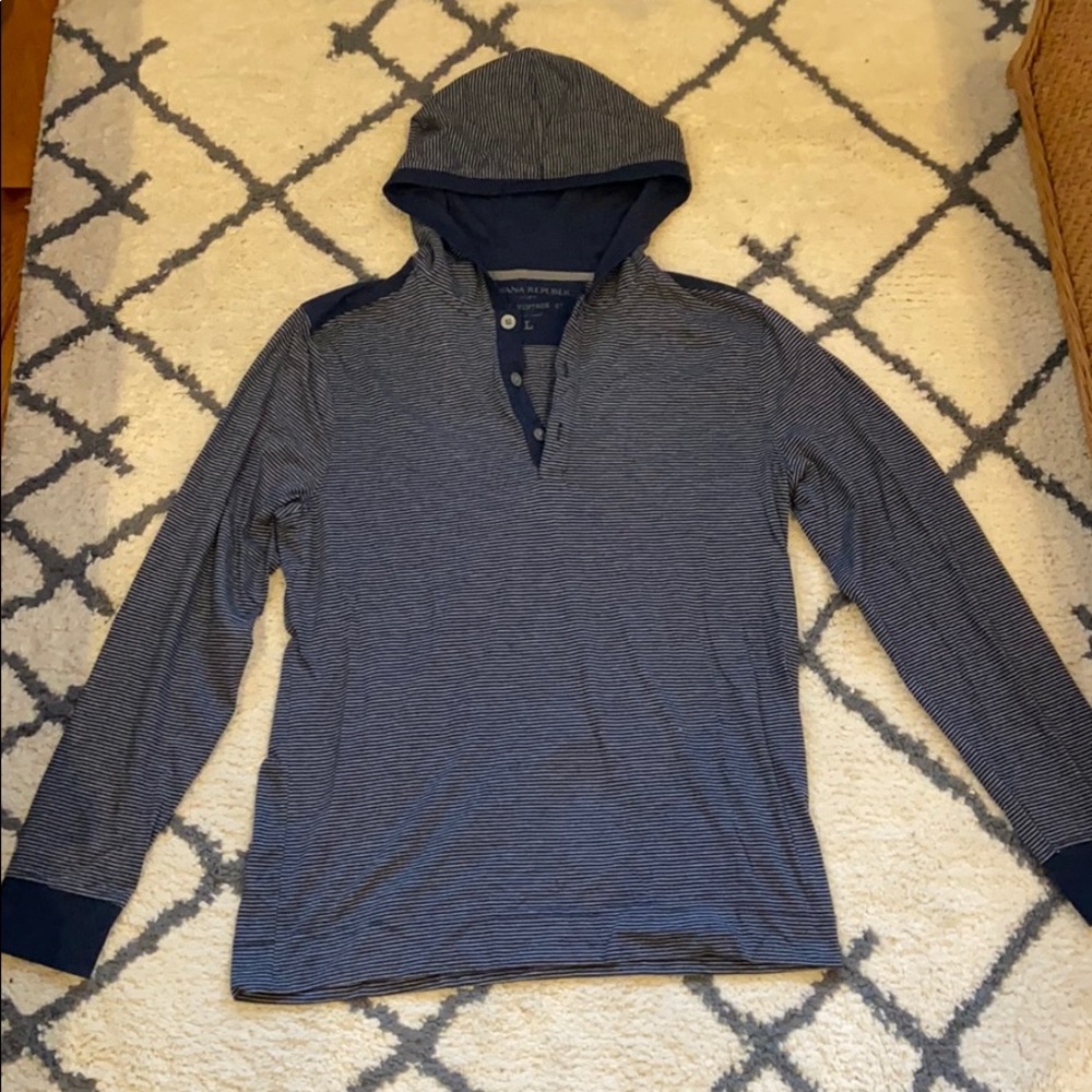 Men’s hooded three button shirt